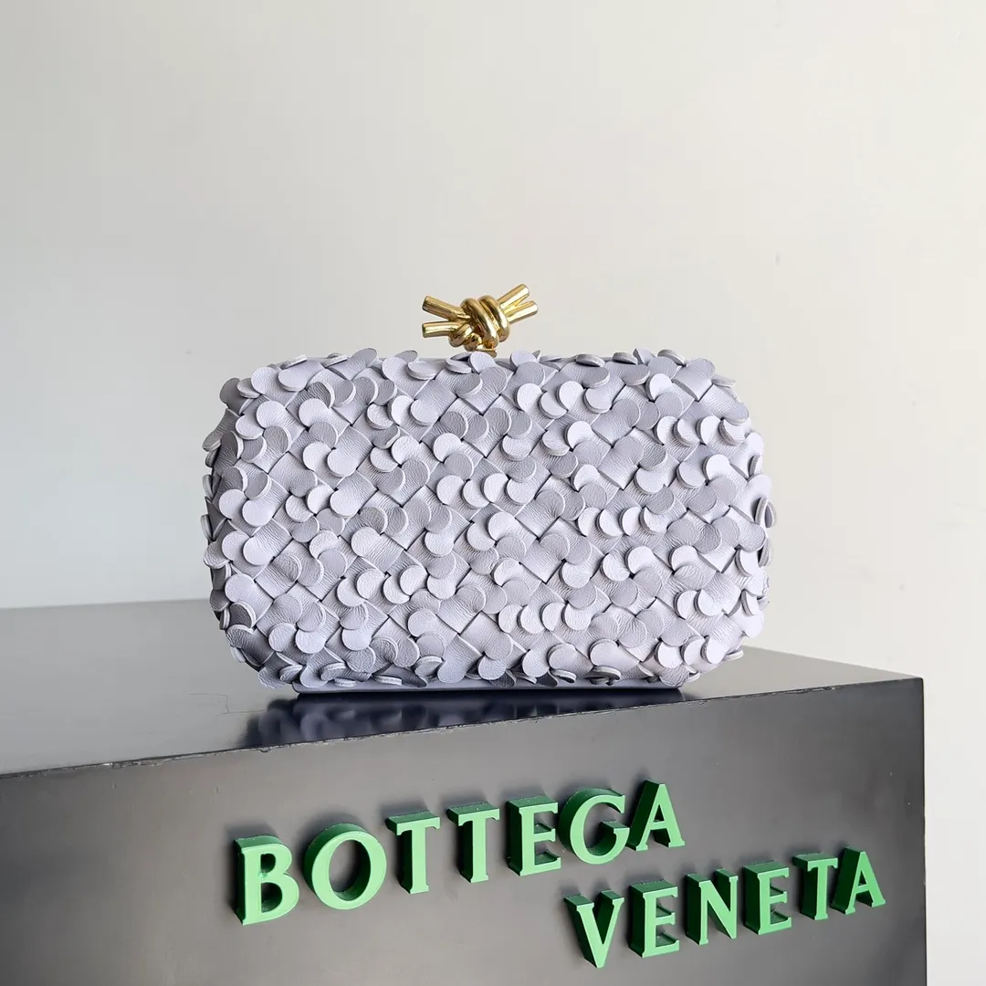 Batch 2060 Bottega Veneta 24 spring fashionable petal woven evening bag. No logo, no matter how shiny, this evening bag has gorgeous colors and eye-catching colors, and the forging of petal craftsmanship reveals the prosperity of spring. Original leather ➕ stainless steel hardware ➕ 24k real gold plating ➕ all handmade. Anyone who knows the history of our brand should have heard that the knot is a story of Bottega Veneta, and it is also one of the more important perfectly designed styles. Style number: 717622 Size: 20.5*6*12.5